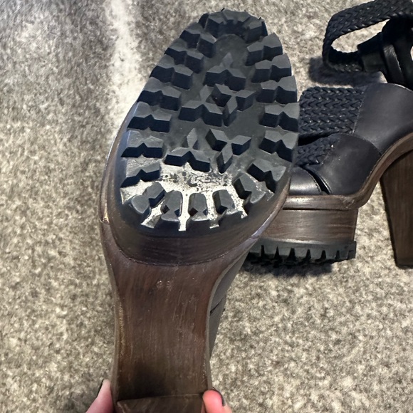 Burberry heels - Picture 3 of 3